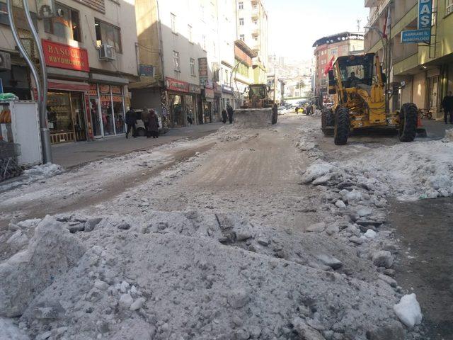 Hakkari’de buzla mücadele çalışması