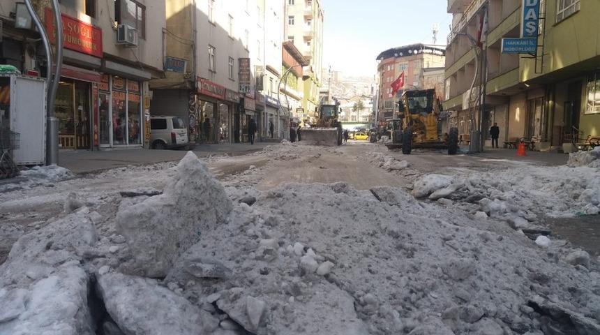 Hakkari&rsquo;de buzla m&uuml;cadele &ccedil;alışması