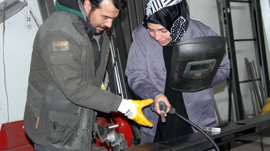İşçi olarak girdiği komşusunun atölyesini satın alıp fabrikaya dönüştürdü