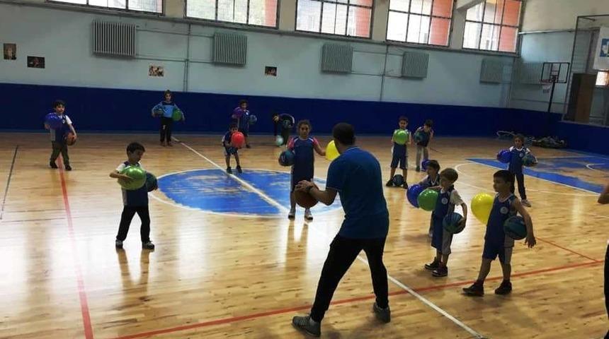 &Ouml;ğrenciler spor salonlarını doldurdu