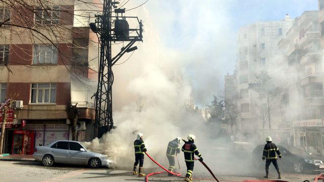 Şanlıurfa'da elektrik trafosunda patlama; araçlar alev aldı (1)