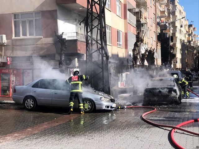 Şanlıurfa'da elektrik trafosunda patlama; araçlar alev aldı (1)