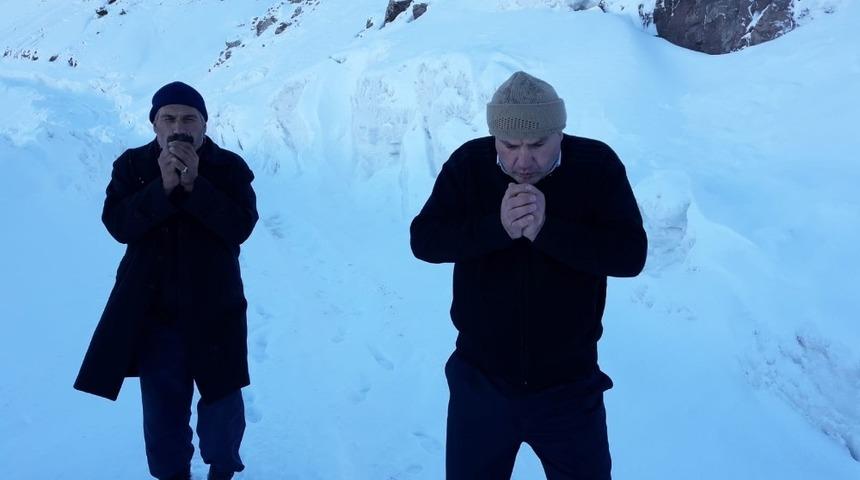 Cenazeye katılmak i&ccedil;in 5 saat karda y&uuml;r&uuml;d&uuml;ler