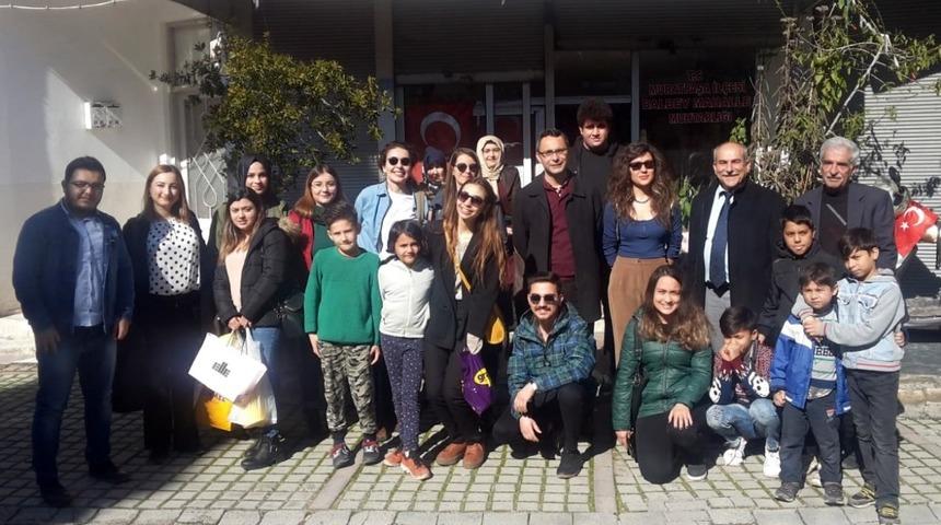 Balbeyli &ccedil;ocuklar hikayelerini resimliyor