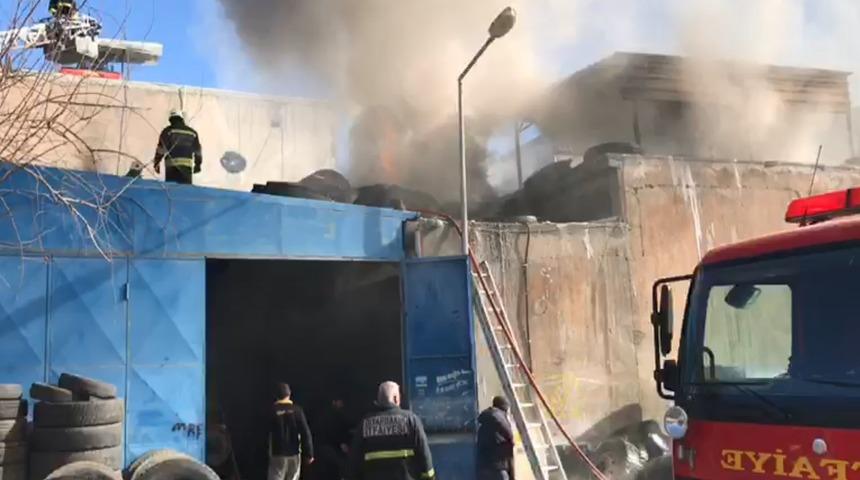 Diyarbakır'da lastik at&ouml;lyesinde yangın