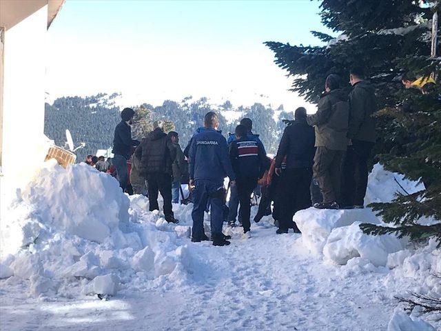 Uludağ'da çatıdaki kar kütlesi vatandaşların üzerine düştü