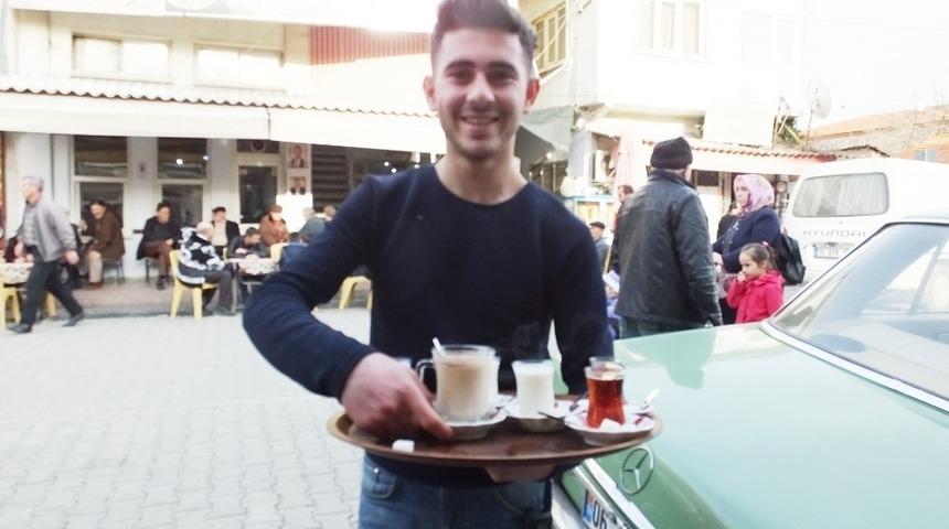 Burhaniye&rsquo;de vatandaşlar &ccedil;ay yerine s&uuml;t i&ccedil;meye başladı