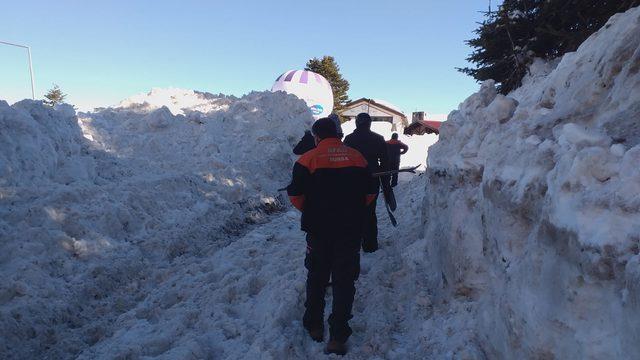 Uludağ'da çatıdan düşen kar kütlesi altında kalan 6 kişi kurtarıldı