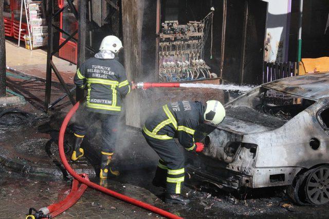 Şanlıurfa'da elektrik trafosunda patlama; araçlar alev aldı (2)- Yeniden