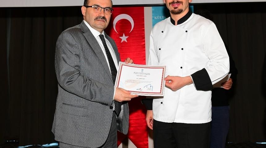 İşbaşı Eğitim Kursları&rsquo;na katılan turizm sekt&ouml;r&uuml; &ccedil;alışanları sertifikalarını aldı