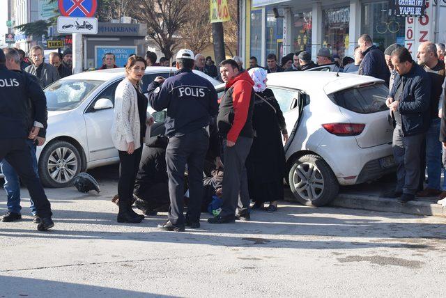 Polisler, sürücüsü kalp krizi geçiren otomobilin altında kalmaktan son anda kurtuldu