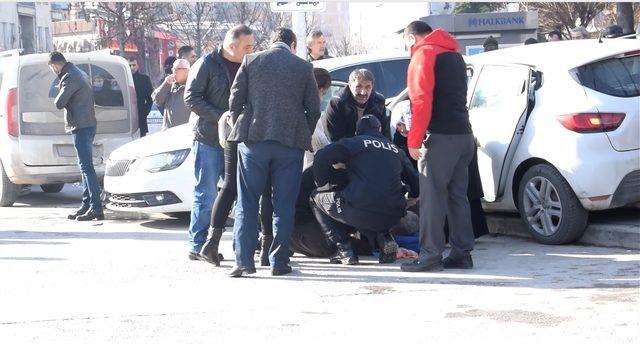 Polisler, sürücüsü kalp krizi geçiren otomobilin altında kalmaktan son anda kurtuldu