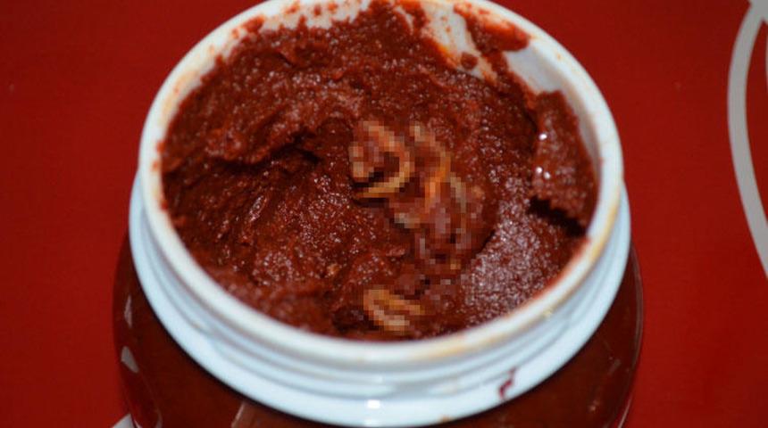 Marketten aldığı biber salçasının içinden çıkan şoke etti!