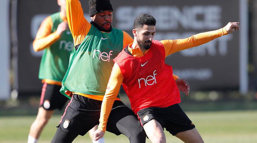 Galatasaray'da Emre Akbaba takımla çalışmalara başladı