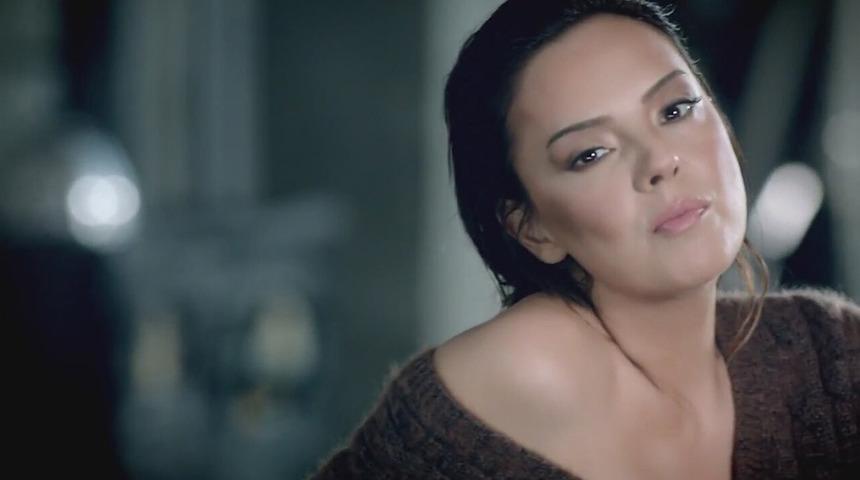 Ebru Gündeş doğum için ABD'ye uçacak