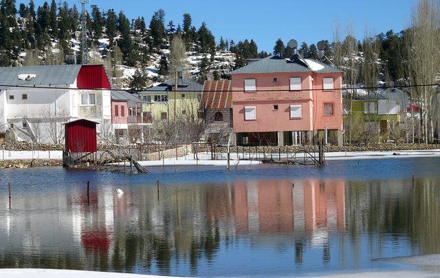 Kar erimeye başladı, yayla evlerini su bastı 1