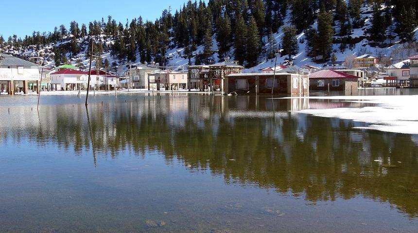 Kar erimeye başladı, yayla evlerini su bastı