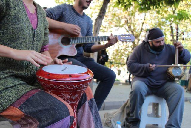 Güneşi gören sokak sanatçıları sahneye çıktı