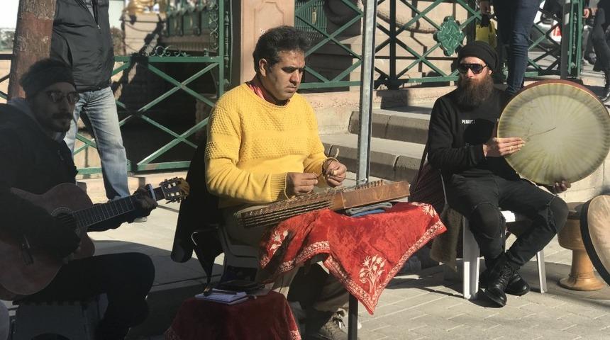 G&uuml;neşi g&ouml;ren sokak sanat&ccedil;ıları sahneye &ccedil;ıktı