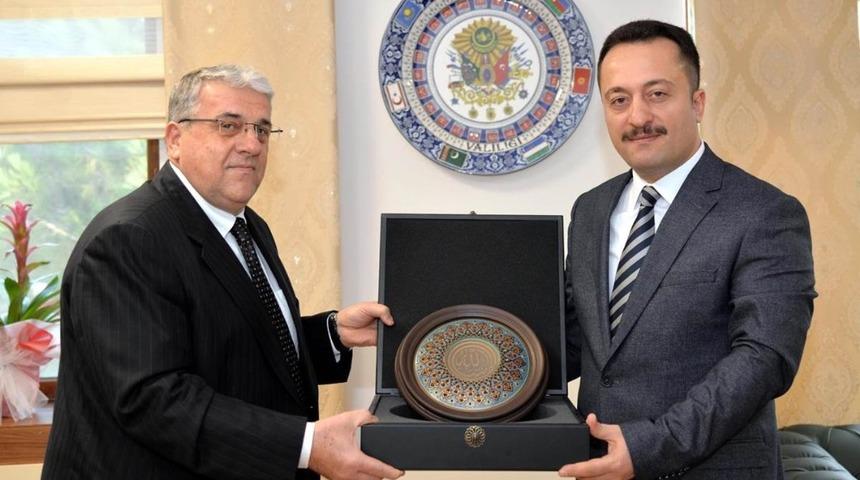 Vali Şent&uuml;rk, eski Devlet Bakanı Şeker&rsquo;le bir araya geldi