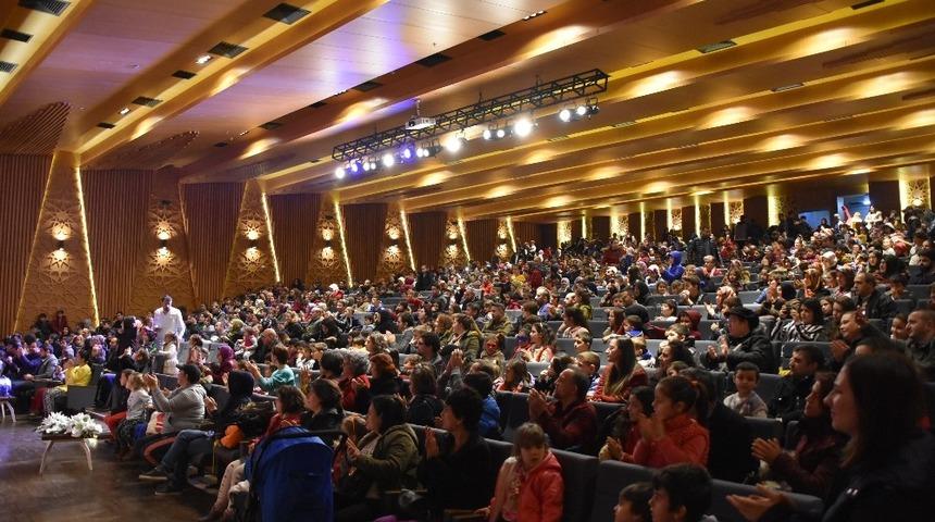 Gemlikli &ccedil;ocuklar tiyatroya doydu