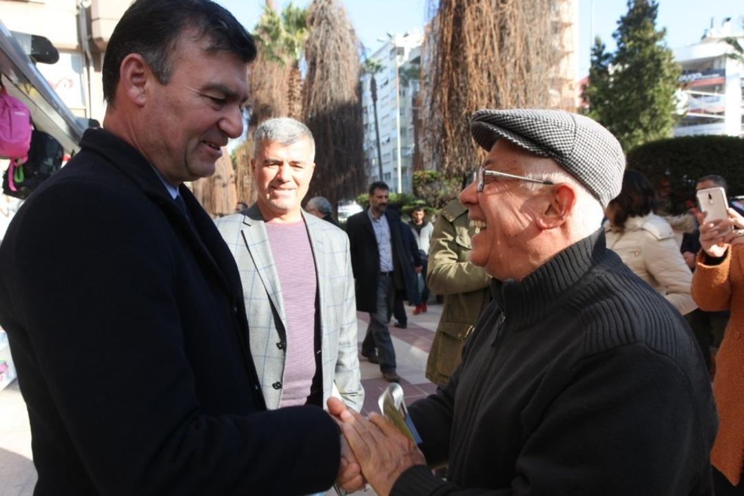 &Uuml;mmet Akın, Kurtuluş&rsquo;ta vatandaşları dinledi