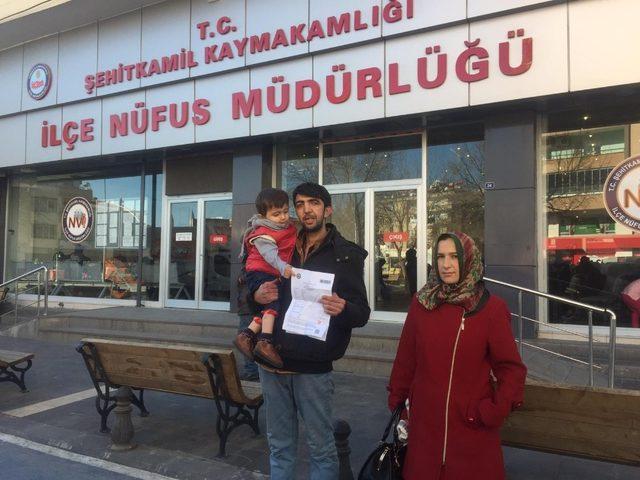 Çocuklarına kimlik alamayan babanın mağduriyeti son buldu