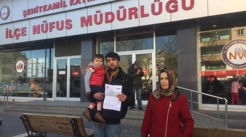&Ccedil;ocuklarına kimlik alamayan babanın mağduriyeti son buldu