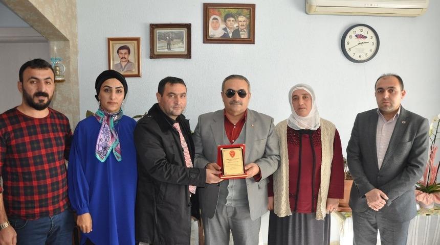 Şehit yakını ve gazilere plaket