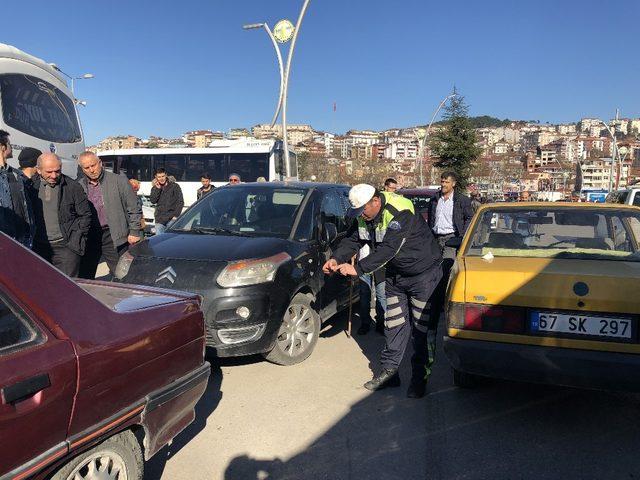 Yolun karşısına geçmek isteyen yaşlı adama araba çarptı