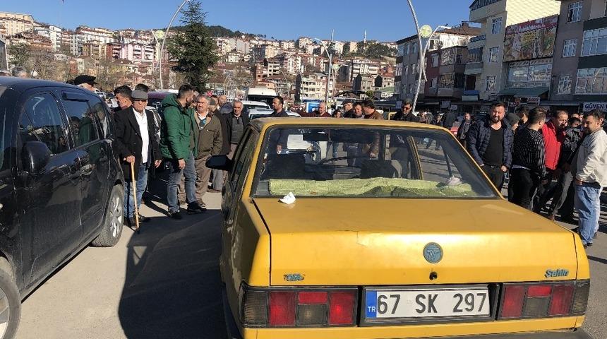 Yolun karşısına ge&ccedil;mek isteyen yaşlı adama araba &ccedil;arptı