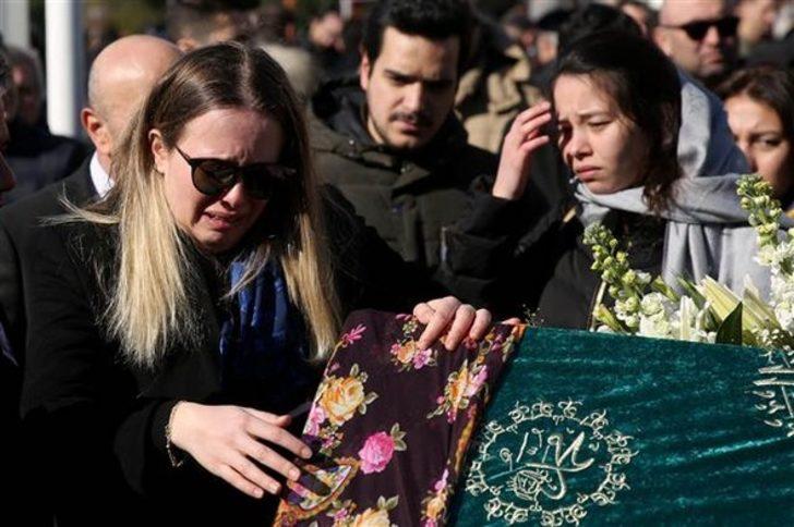 Saffet Sancaklı eşini son yolculuğuna uğurladı G2