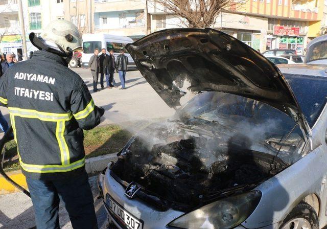 Seyir halindeki otomobil alev aldı