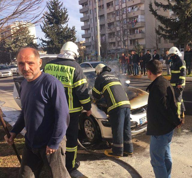 Seyir halindeki otomobil alev aldı