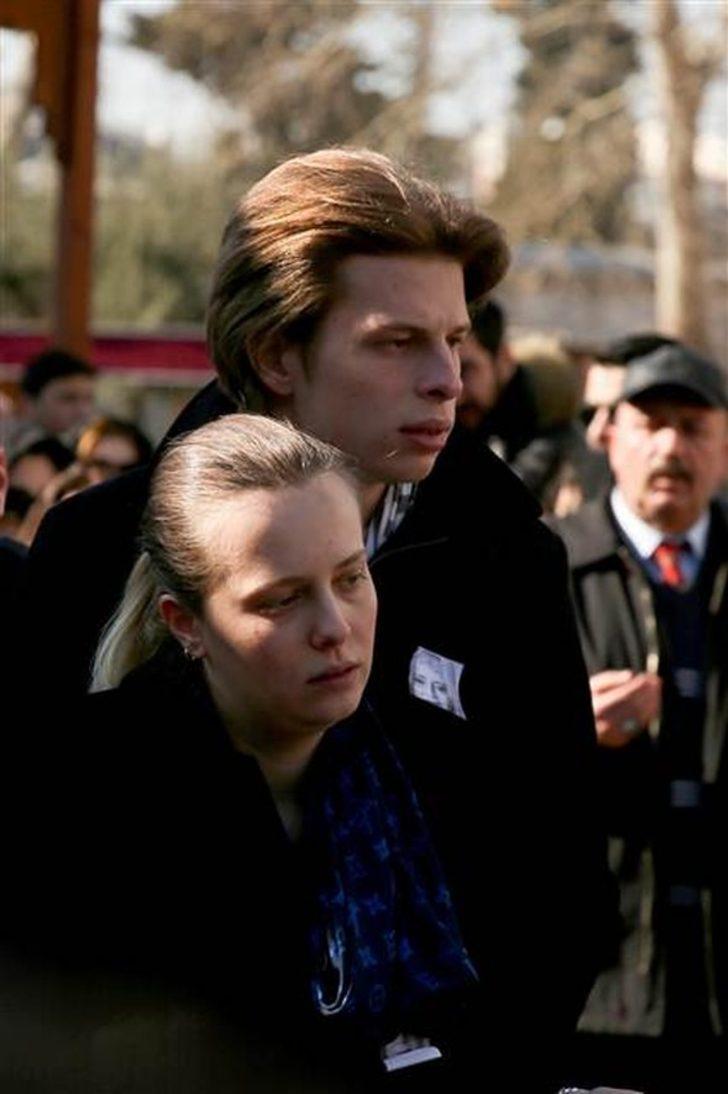 Saffet Sancaklı eşini son yolculuğuna uğurladı G4