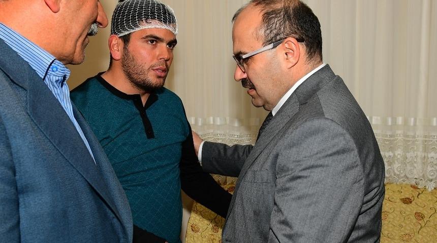 Kuzey Irak&rsquo;ta yaralanan Trabzonlu gaziye Vali Ustaoğlu&rsquo;ndan &ldquo;ge&ccedil;miş olsun&rdquo; ziyareti