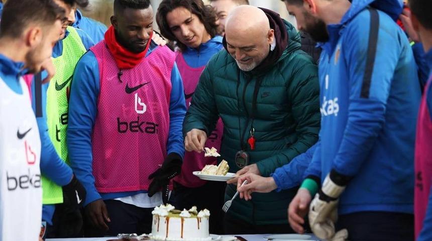 İdman sahasında doğum g&uuml;n&uuml; pastası