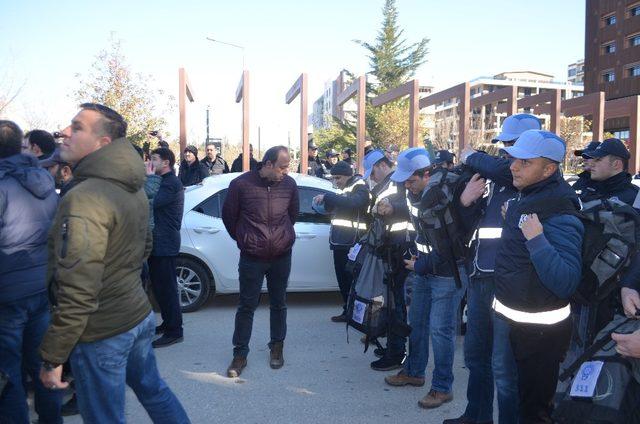 Otel önünde basın açıklamasına izin verilmedi