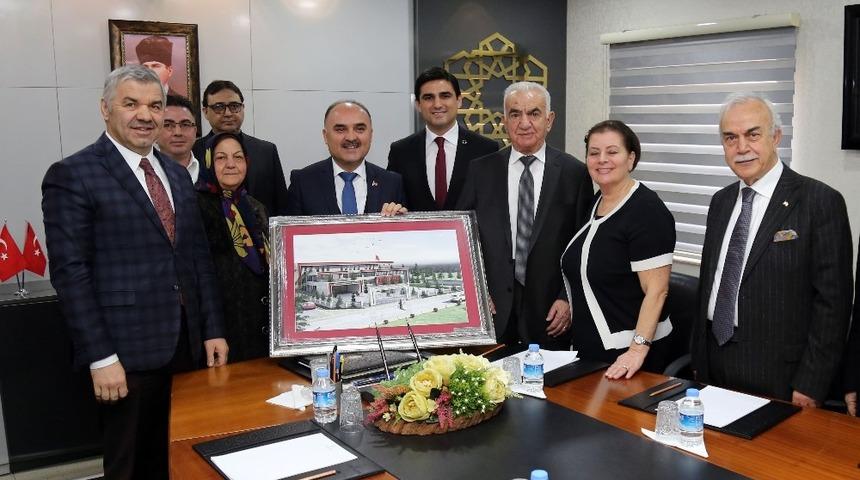 Vali G&uuml;naydın&rsquo;la Hayırsever Akk&ouml;se Ailesi Arasında Okul Protokol&uuml; İmzalandı