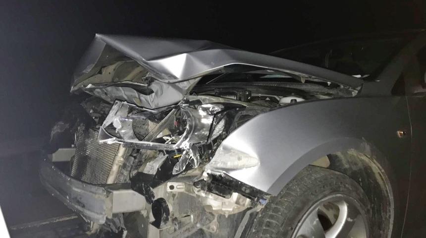 Otomobil bariyerlere &ccedil;arptı : 1 yaralı