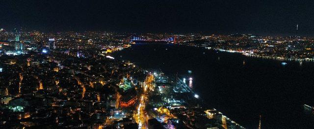 İstanbul’da Galata Kulesi ile köprüler mavi ve turuncuya büründü
