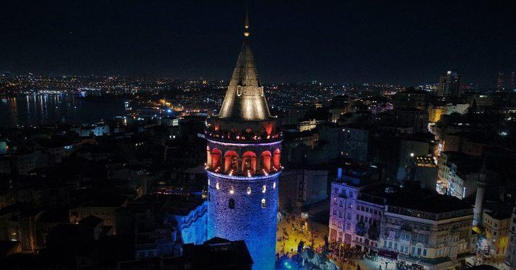 İstanbul’da Galata Kulesi ile köprüler mavi ve turuncuya büründü