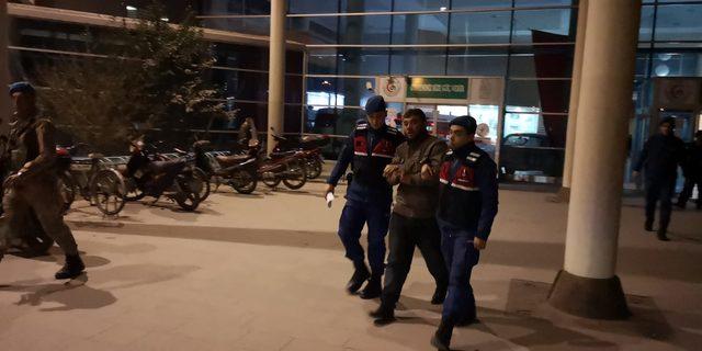 Alkol alırken tartıştığı 2 kişiyi bıçakla yaraladı