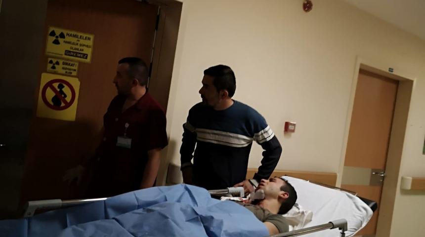 Alkol alırken tartıştığı 2 kişiyi bı&ccedil;akla yaraladı