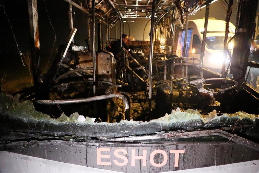 Seyir halindeki halk otob&uuml;s&uuml; k&uuml;l oldu 