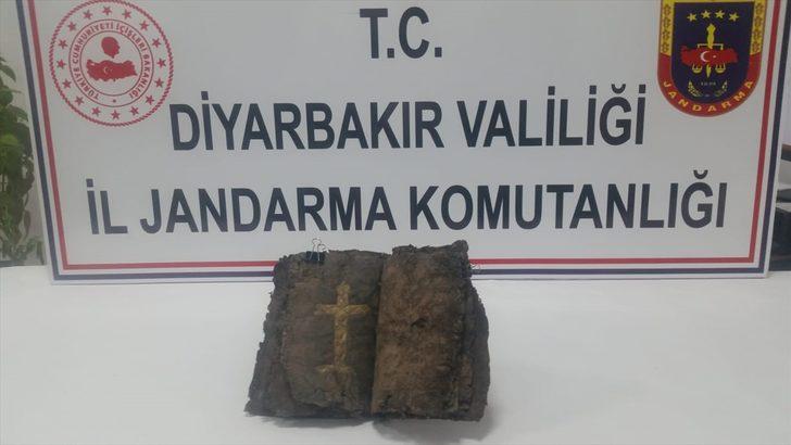 Diyarbakır'da bin 200 yıllık altın işlemeli İncil ele geçirildi G1