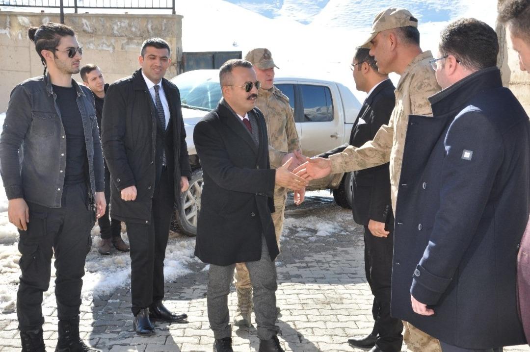 Bursa polisinden Y&uuml;ksekovalı &ouml;ğrencilere kitap desteği