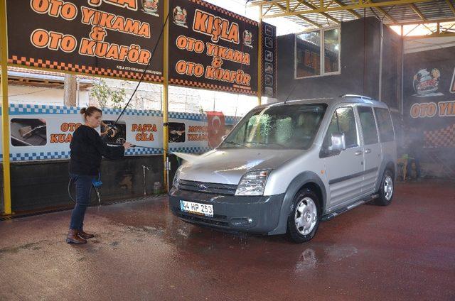 (Özel) Kocası vefat edince 4 çocuğuna bakmak için oto yıkamacı açtı