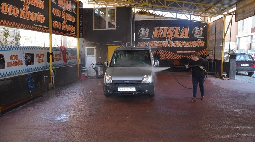 (&Ouml;zel) Kocası vefat edince 4 &ccedil;ocuğuna bakmak i&ccedil;in oto yıkamacı a&ccedil;tı