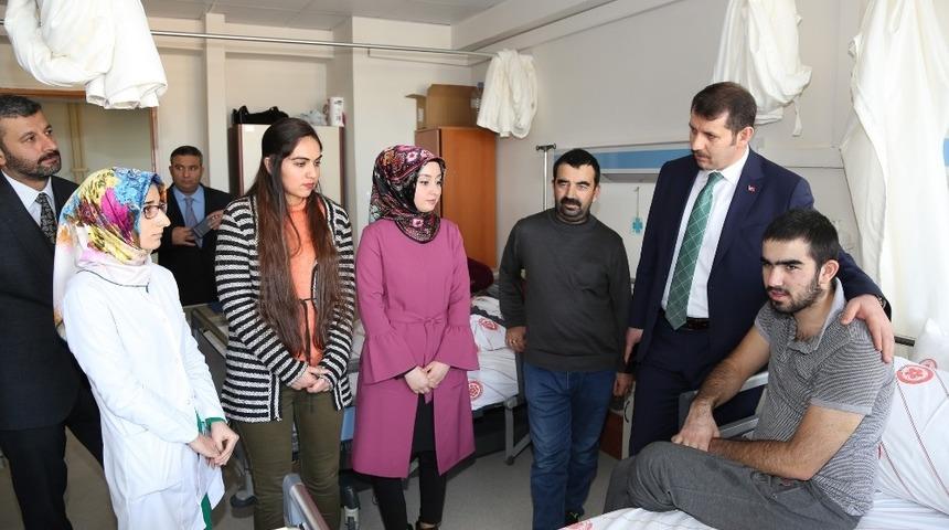 Vali Ayhan&rsquo;dan evde eğitim g&ouml;ren &ouml;ğrencilere &ouml;zel ilgi